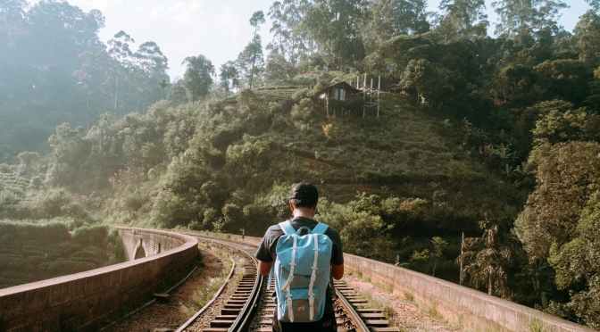 Estrada de ferro e grama