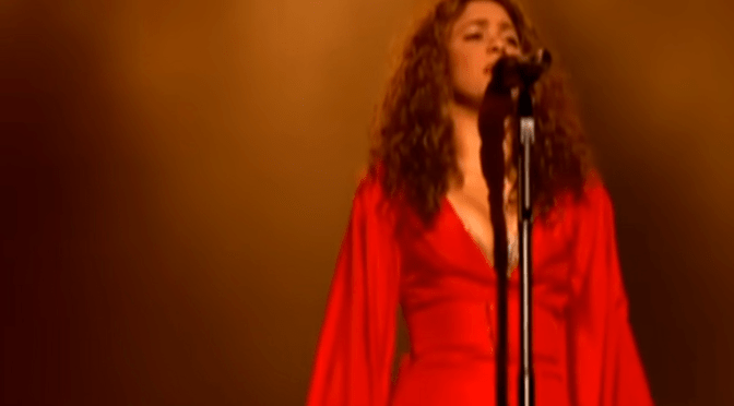 Shakira luta contra o vento